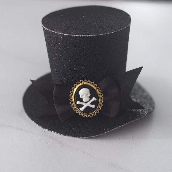 Leg Avenue Skull Cameo Black  Mini Top Hat Clip-On with Glitter - Picture 2 of 4